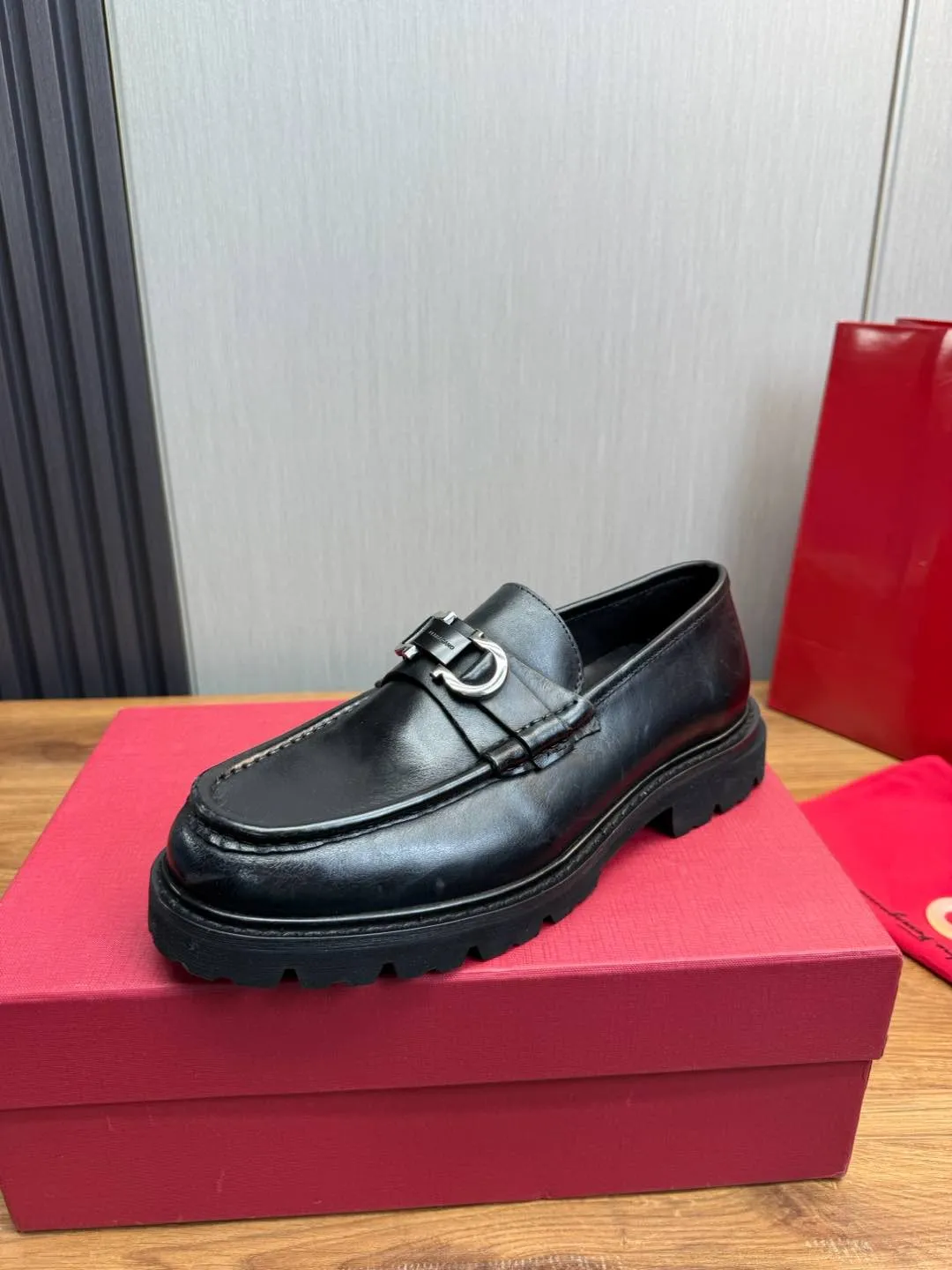 Men's shoes 💰880💰 Ferragamo. [Ferragamo] men's thick-soled loafers, the latest hot style, 1:1 original purchase quality, top quality, imported open-edge beaded cowhide leather on the upper, hand-made three-dimensional stitching highlights the round toe design, the inner foot pads are all imported cowhide, with original lightweight foam outsole, matching code 39-44, (38, 45 custom-made, non-refundable)